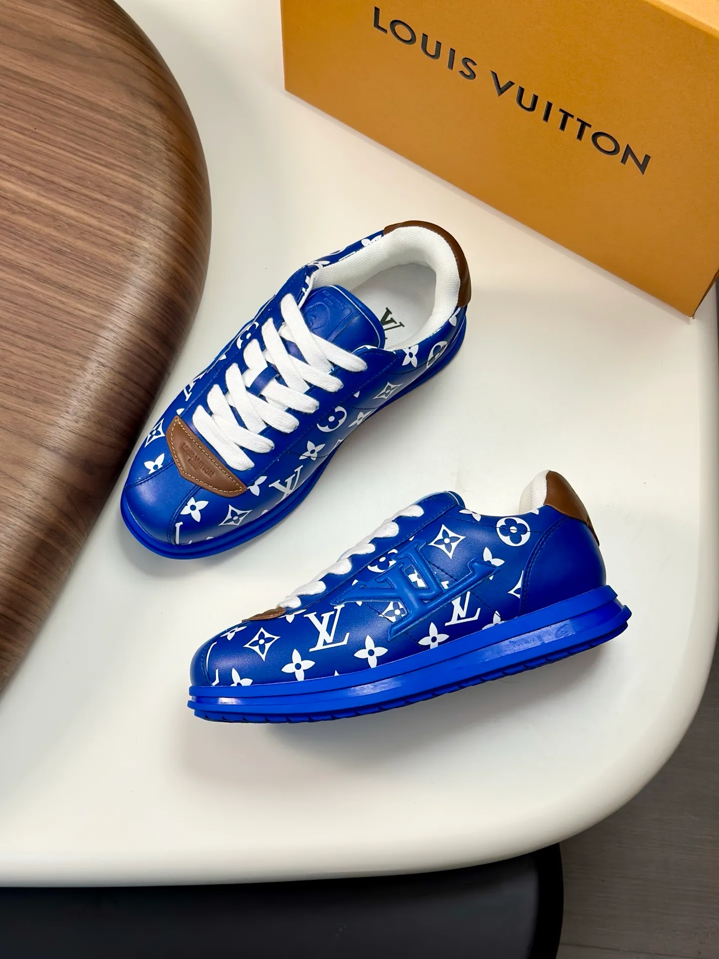 Factory direct sale ¥700💰Full set of packaging💰Top version LV-Louis Vuitton-Classic catwalk new style 1:1 developed replica of the original version! ! The upper foot is very comfortable. It is made of luxurious materials and fine workmanship. The midsole is printed with English letters "Made in Europe". The upper is made of calfskin imported from Italy. The side is decorated with the brand's LOGO and signature. The latest latex foot pads and mesh lining make the foot feel super comfortable. The original two-color TPU combination outsole is specially provided by the original factory. Bag technology Goodyear stitched edges Fabric: Exclusive custom first-layer cowhide Accessories: Exclusive private model Vuitton logo, lining: Customized silk mesh lining - first-layer silk cowhide lining Outsole: TPU combination outsole wear-resistant, non-slip and anti-yellowing Foot pads: new latex pads-mesh sweat-absorbent Counter technology: fully computerized sewing machine wire drawing Toe box back cover Hot and cold shaping Full set of pull-top last with medium and low logo pattern Counter packaging - Shoelaces, certificates, cards, instructions, certificates of quality, dust bags, the most comprehensive packaging on the Internet, men's size 339-44 (38/45 custom-made, non-refundable!